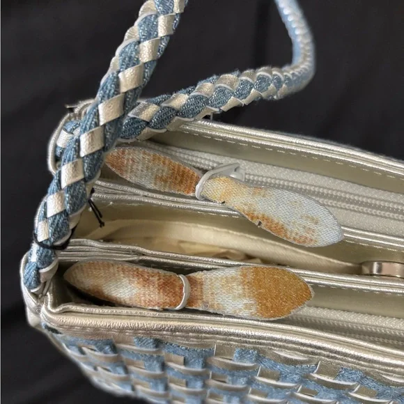 Warren Reed Stylish Blue and White Woven Handbag - Picture 3 of 6